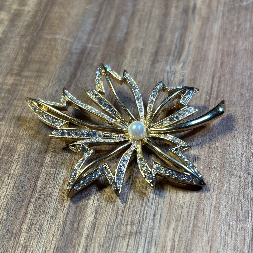 Napier gold tone maple leaf brooch - Picture 2 of 6